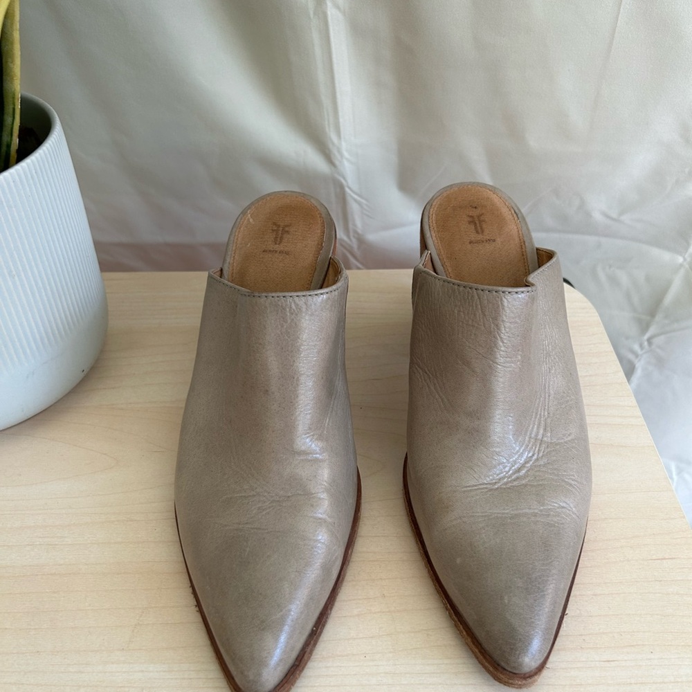 NWOT Frye Gray Pointed Leather Mules - Picture 5 of 6